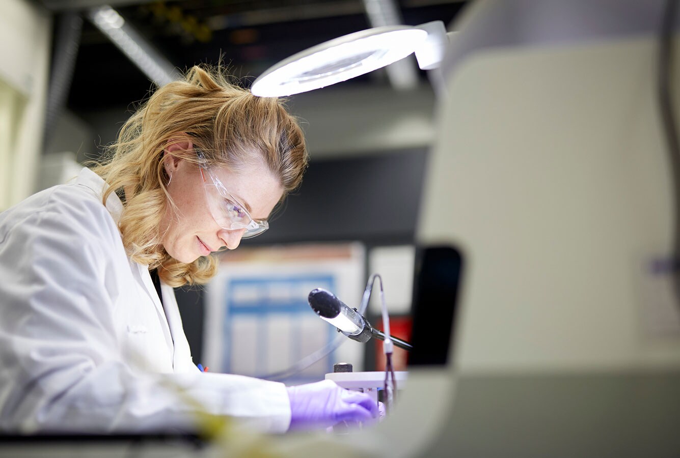 female-scientist-neuchatel-cube