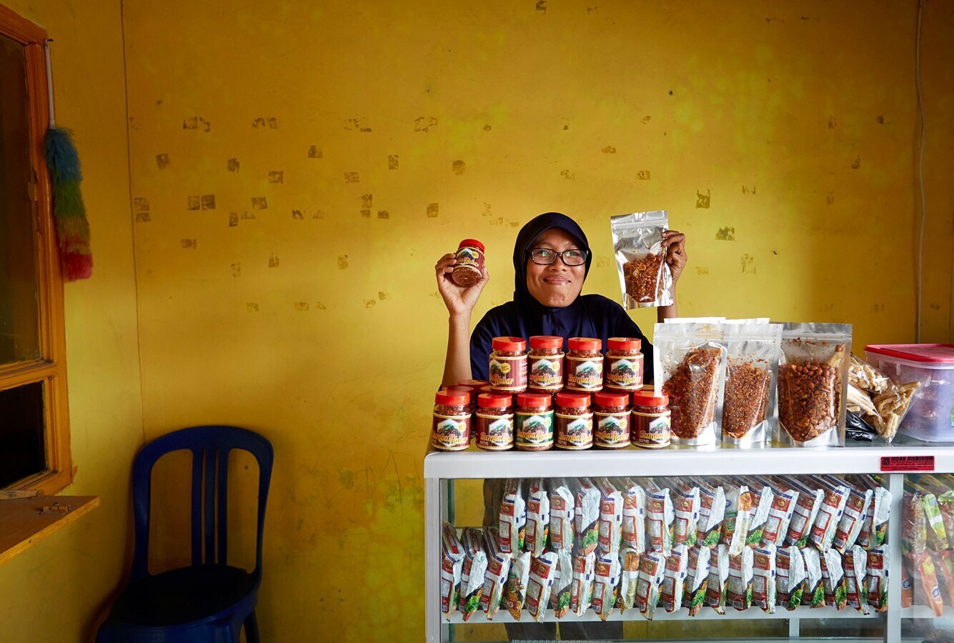 indonesia-woman-tomato-sauce-web