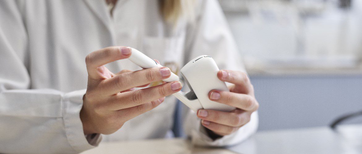 scientist-holding-iqos