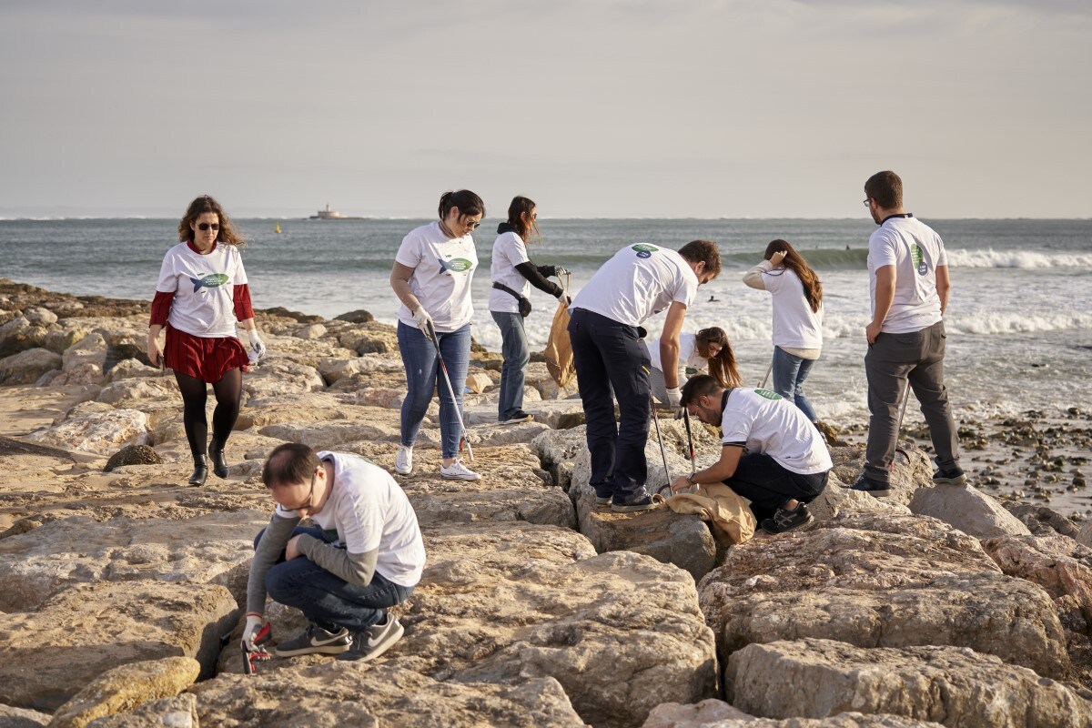 pmi-employees-cleaning-beach