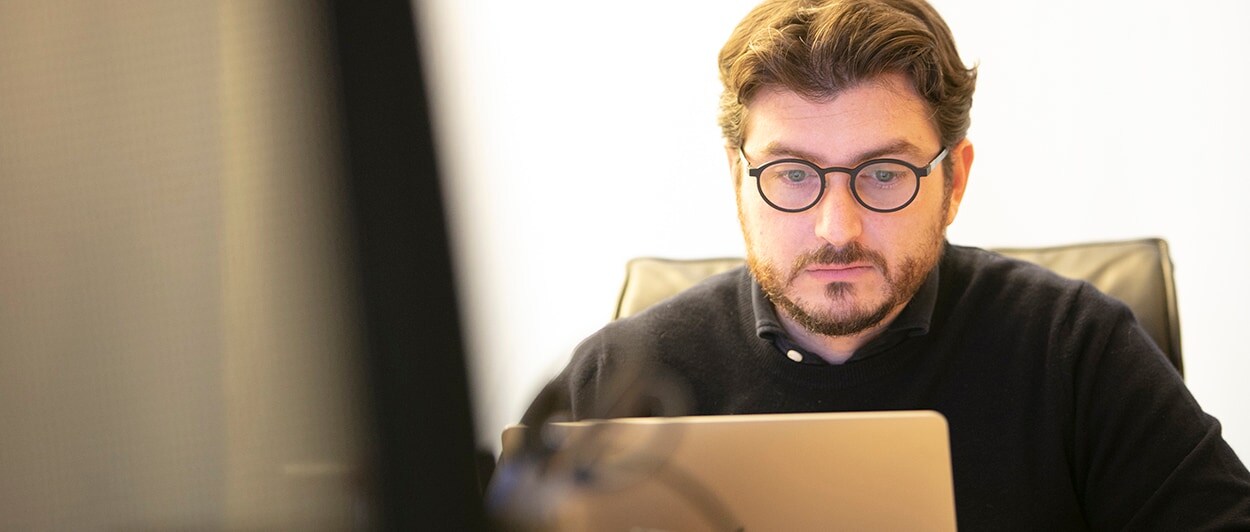 business-man-working-laptop