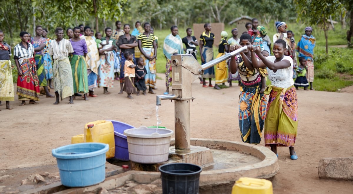women-pumping-water-mozambique