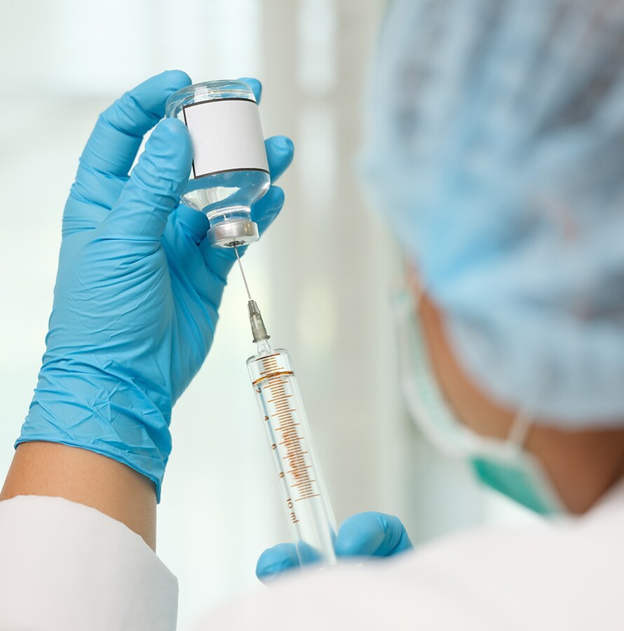 filling-syringe-with-medicine