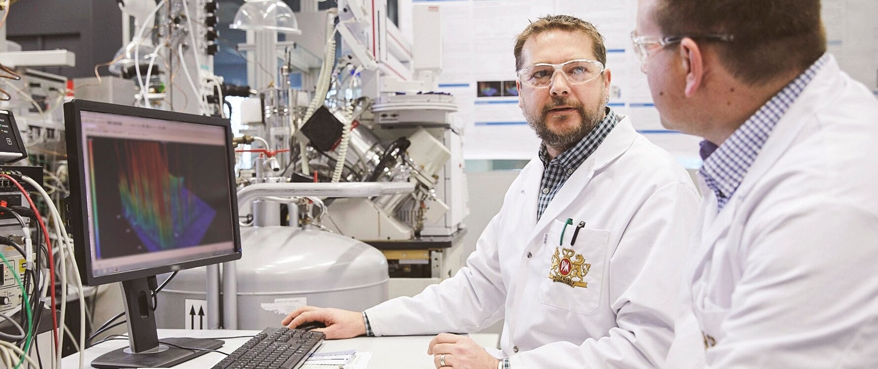 Scientists_in_lab_banner