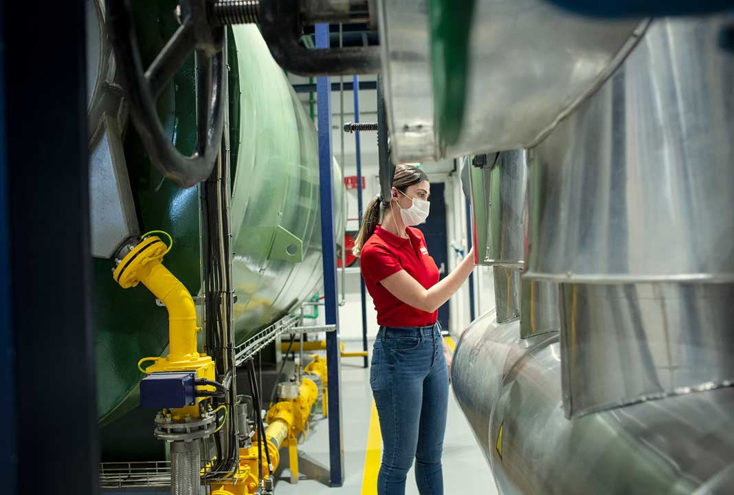 employee-manufacturing-facility-izmir