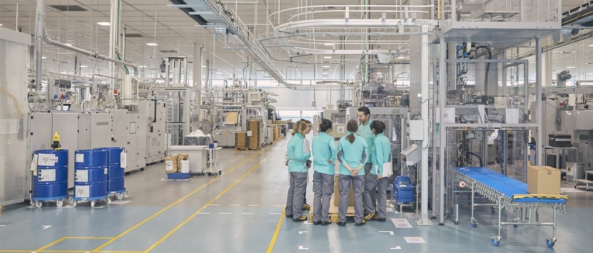 employees-talking-factory