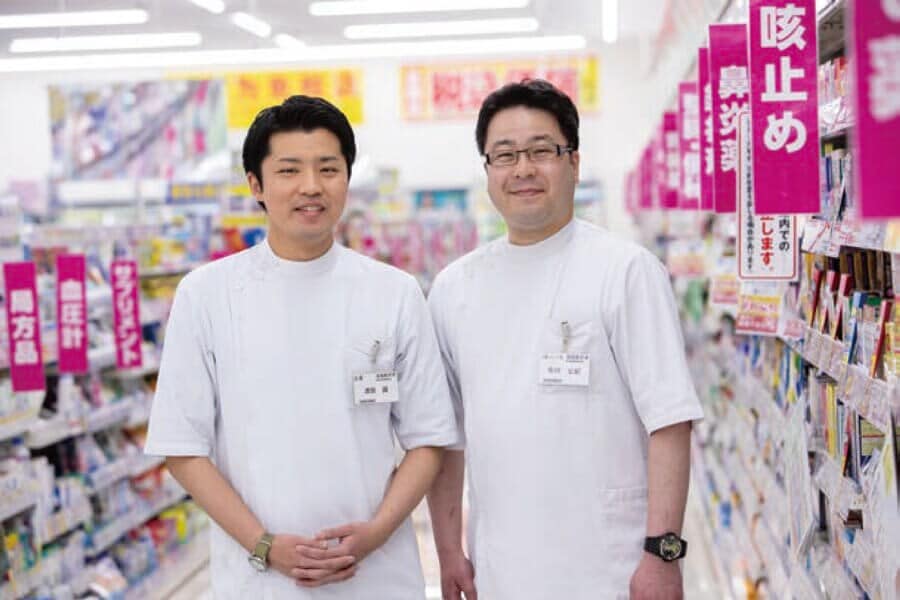 two-smiling-emloyees-japanese-store