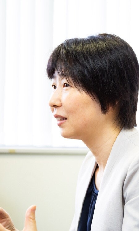 woman-talking-in-an-office