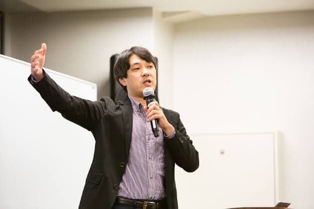 men-holds-microphone-seminar