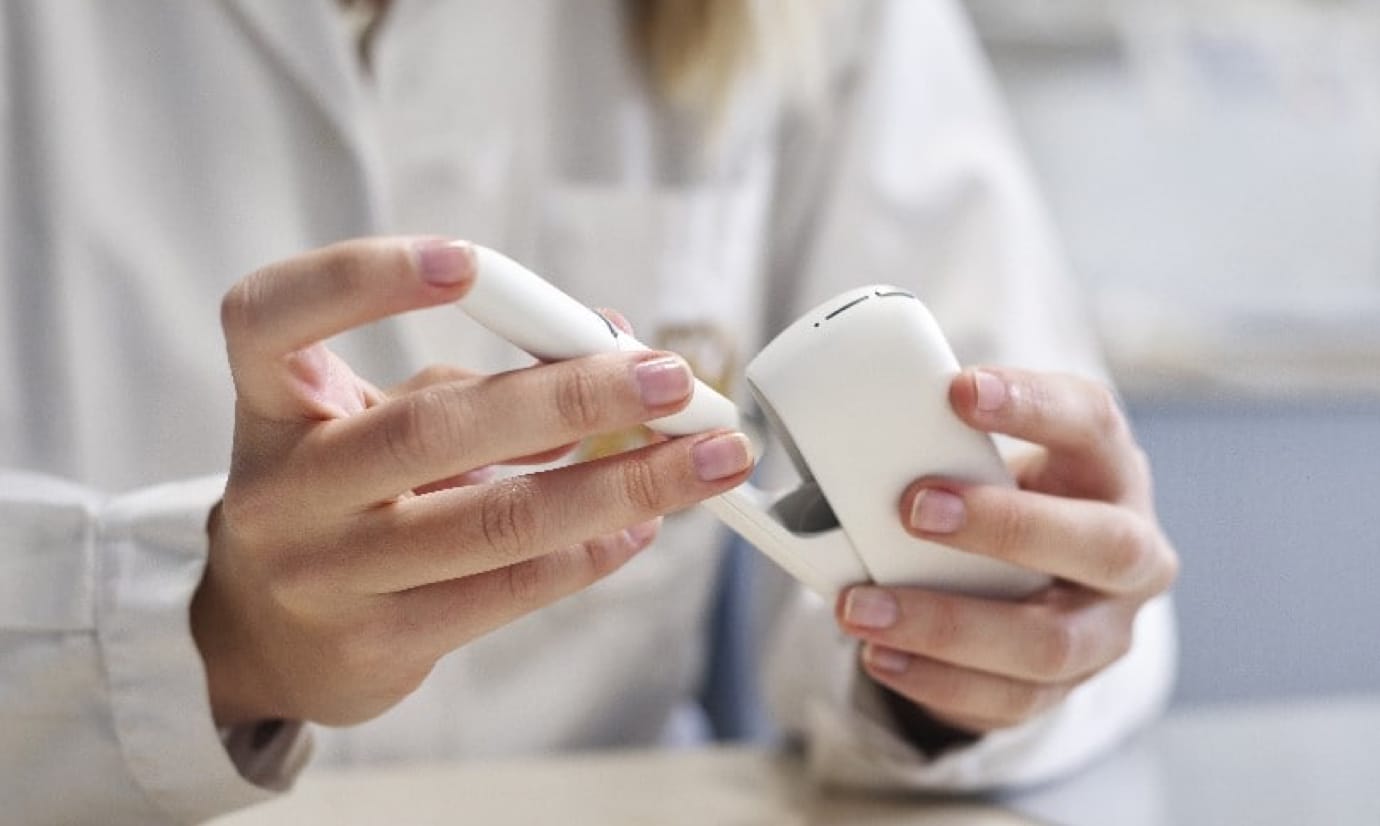 scientist-holding-iqos-3-duo