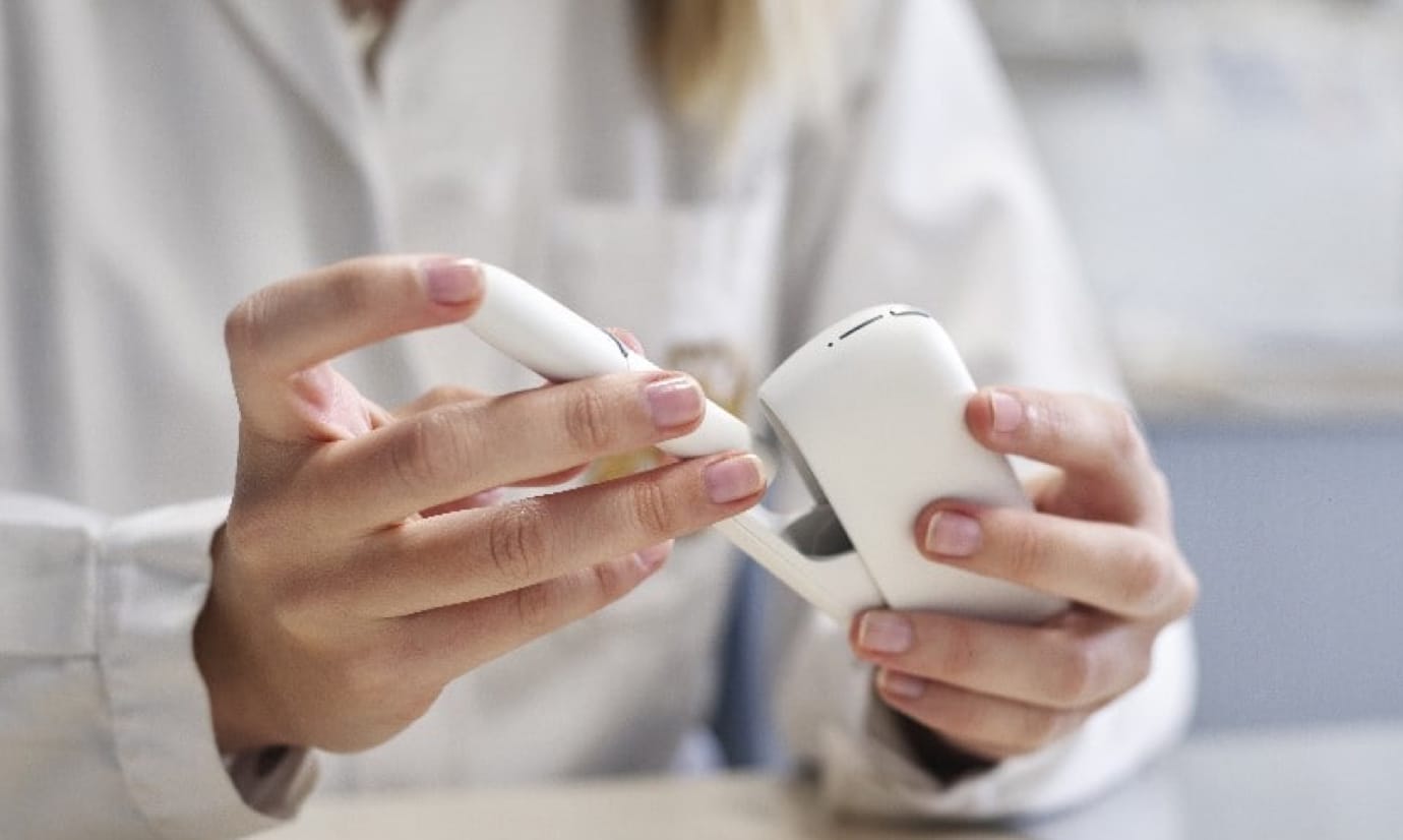 scientist-iqos-device