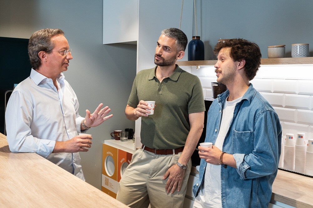 personas tomando café y hablando en las oficinas de philip morris españa 